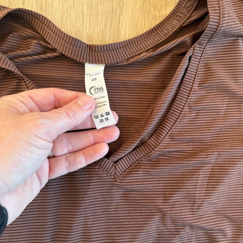 ** Zyia XS v neck brown tee Striped - Picture 4 of 6